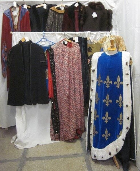Quatorze tuniques, manteaux ou capes longues pour homme, style Moyen-Âge. Matières: lainage, soie et velours.