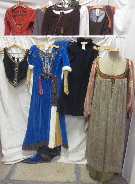 Treize robes, vestes ou jupes pour femme, style Moyen-Âge. Matières: lainage, soie, synthétique et velours.