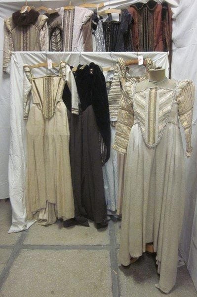 Dix robes pour femme, style Renaissance. Matières: damas, soie et velours.
