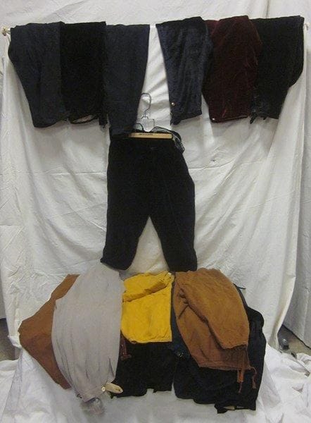 Une vingtaine de culottes pour homme, style XVIIIe. Matières: coton, lainage, reps et velours.