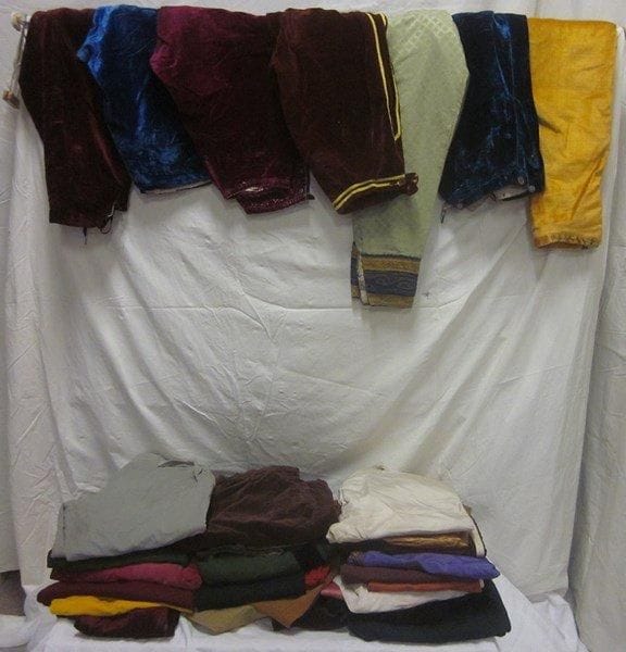 Une trentaine de culottes pour homme, style XVIIIe. Matières: coton et velours.
