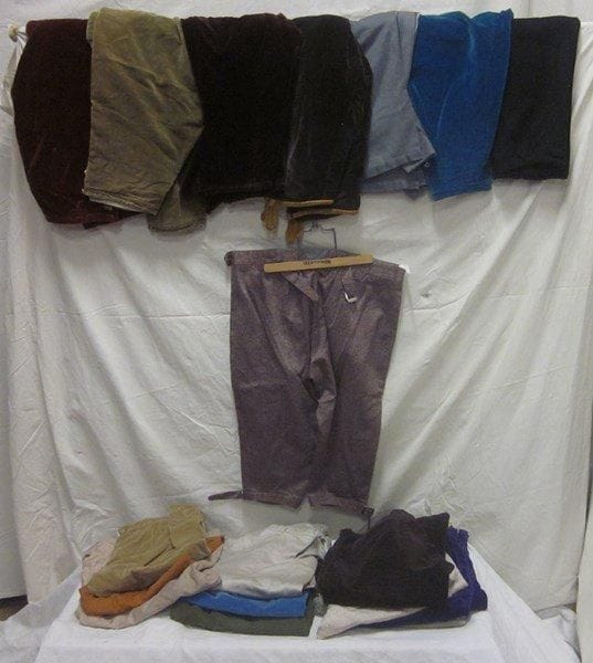 Environ dix-huit culottes pour homme, style XVIIIe. Matières: coton et velours.
