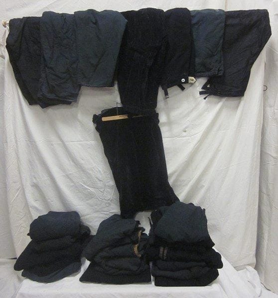 Environ vingt-six culottes pour homme, style XVIIIe. Matières: coton, reps et velours.