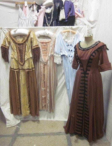 Une quinzaine de pièces dont robes, jupes, jupons ou paniers pour femme, style XVIIIe. Matières: coton, damas, dentelle, lainage et velours.