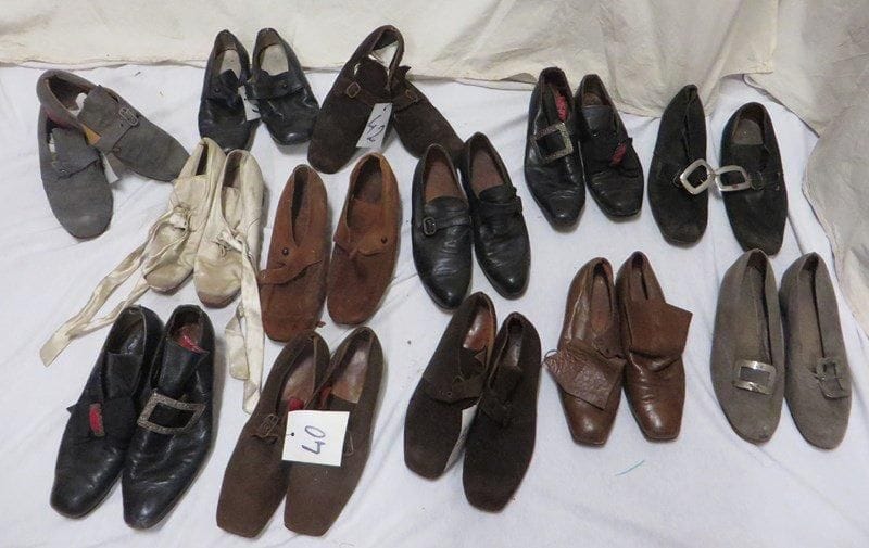 Treize paires de souliers pour homme, style XVIIIe. Matières: cuir, daim et synthétique.