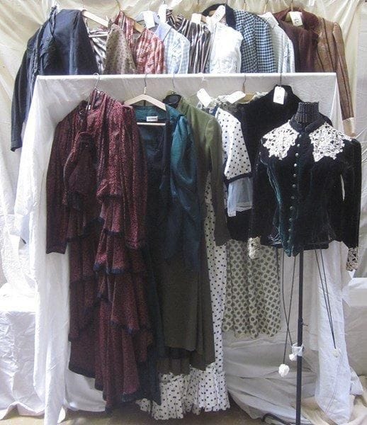 Environ dix-sept vestes ou ensembles pour femme, style fin XIXe - début XXe. Matières: coton, lainage et synthétique.