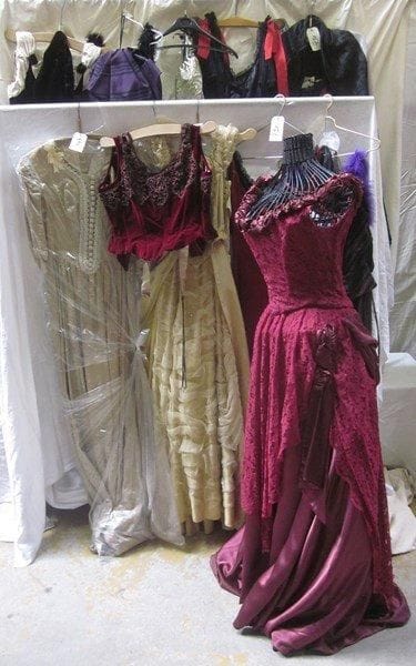 Une dizaine de robes, jupes ou corsages pour femme, style fin XIXe - début XXe. Matières: reps, satin, soie, synthétique et velours.