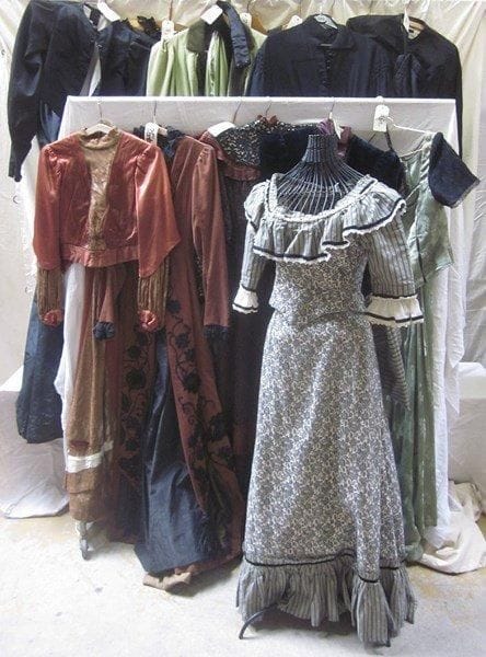Environ dix-sept robes ou corsages pour femme, style fin XIXe - début XXe. Matières: coton, lainage, synthétique et velours.