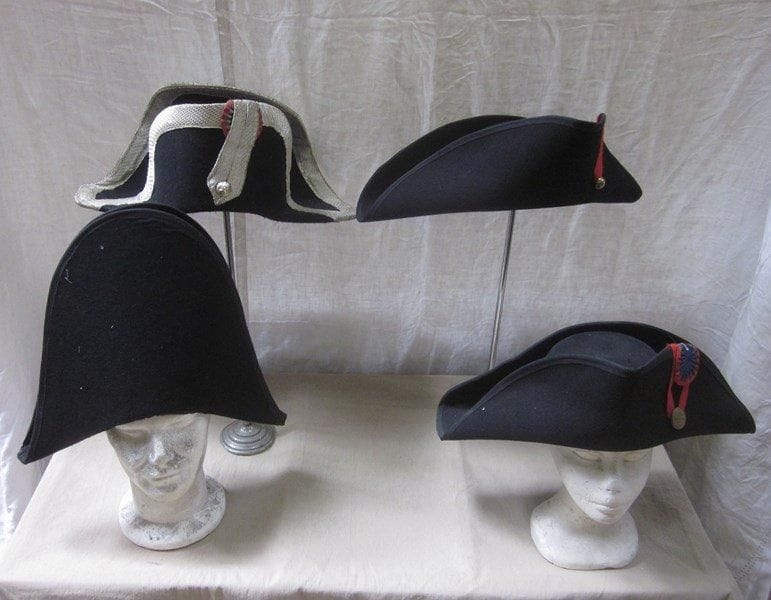 Deux tricornes et deux bicornes, style fin XVIIIe - début XIXe. Matière: feutre.