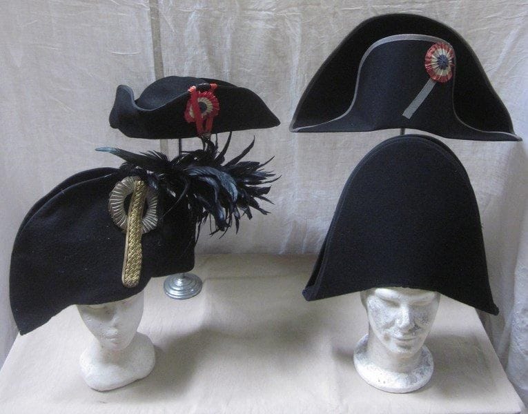 Un tricorne et trois bicornes, style fin XVIIIe - début XIXe. Matière: feutre.