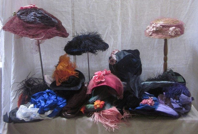Une vingtaine de chapeaux pour femme, style XIXe. Matières: résille, satin, synthétique et velours.
