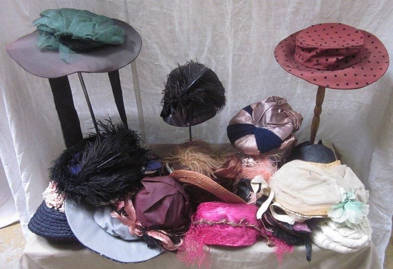 Une vingtaine de chapeaux pour femme, style XIXe. Matières: résille, satin, soie, synthétique et velours.