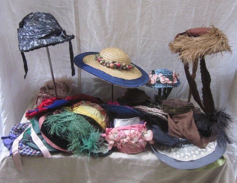 Une vingtaine de chapeaux pour femme, style XIXe. Matières: paille, résille, satin, soie, synthétique et velours.