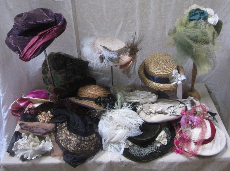 Une vingtaine de chapeaux pour femme, style XIXe. Matières: résille, satin, synthétique et velours.