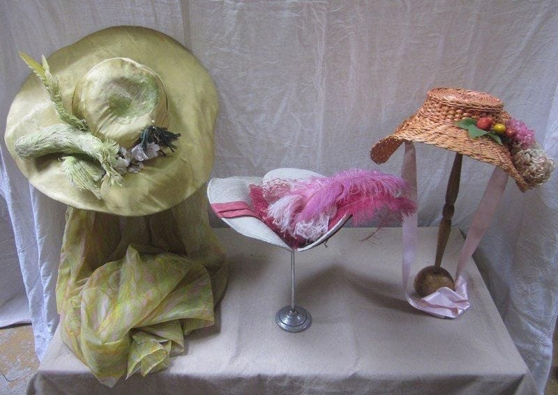 Trois chapeaux pour femme, style XIXe - Merveilleuse. Matières: paille et satin.