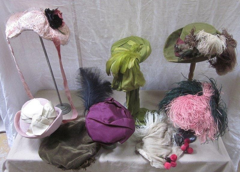 Huit chapeaux pour femme, style XIXe. Matières: résille, synthétique et velours.