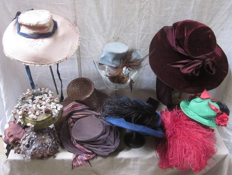 Dix chapeaux pour femme, style XIXe. Matières: paille, résille, synthétique et velours.