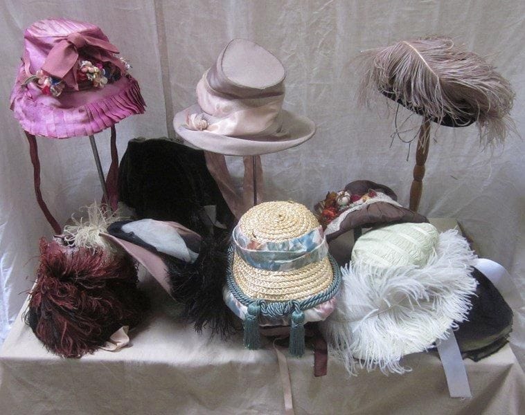 Dix chapeaux pour femme, style XIXe. Matières: paille, résille, satin, synthétique et velours.