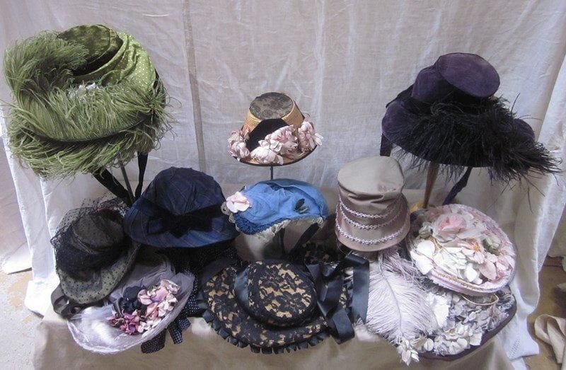 Une douzaine de chapeaux pour femme, style fin XIXe. Matières: résille, satin, synthétique et velours.