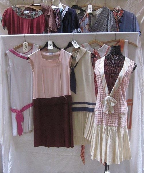 Une quinzaine de robes pour femme, style début XXe. Matières: lainage, soie et synthétique.