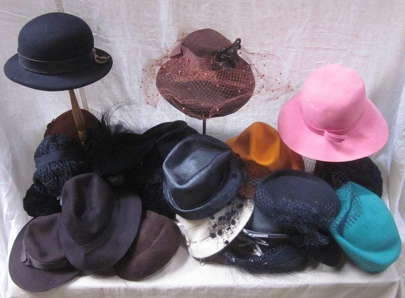 Environ vingt-cinq chapeaux pour femme, style XXe - Années 40-50. Matières: feutre, poils, synthétique, velours, poils.
