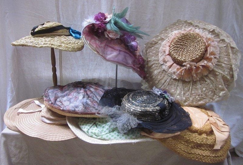 Neuf capelines pour femme, style début XXe. Matières: paille et synthétique.