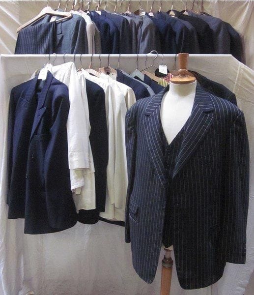 Une trentaine de vestes ou costumes pour homme, style XXe - Années 20-30. Matières: coton et lainage.