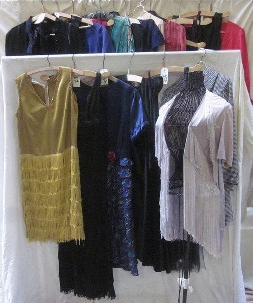 Une vingtaine de robes pour femme, style XXe - Années 20-30. Matières: coton, satin et soie.