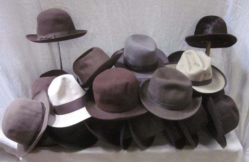 Une vingtaine de feutres pour homme, style XXe - Années 20-40. Marque: Willoughby.
