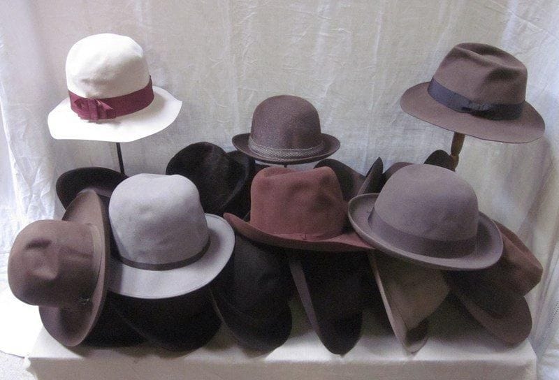 Une vingtaine de feutres pour homme, style XXe - Années 20-40. Marque: Willoughby.