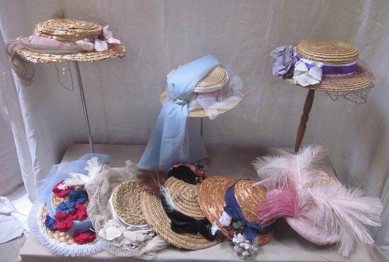 Huit canotiers en paille pour femme, style début XXe - jusqu'à 1925.