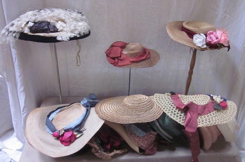 Une quinzaine de chapeaux pour femme, style XXe. Matières: paille et synthétique.