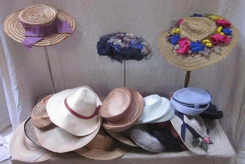 Environ dix-huit chapeaux pour femme, style XXe. Matières: paille et synthétique.