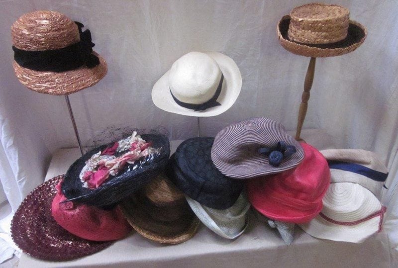 Quatorze chapeaux pour femme, style XXe. Matières: paille et synthétique.