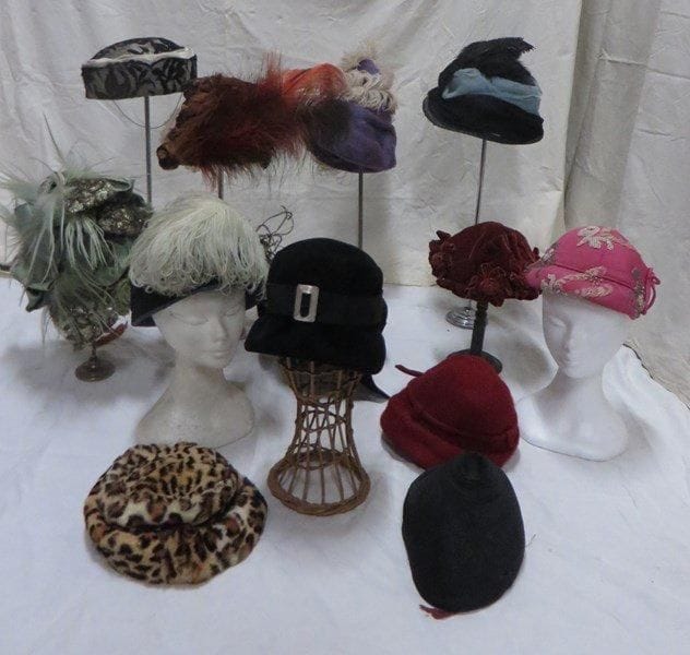 Treize chapeaux pour femme, style début XXe. Matières: feutre, poils, synthétique et velours.