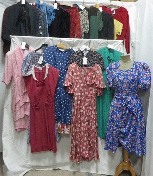 Une vingtaine de robes pour femme, style XXe - Années 30-40. Matières: satin, soie et synthétique.