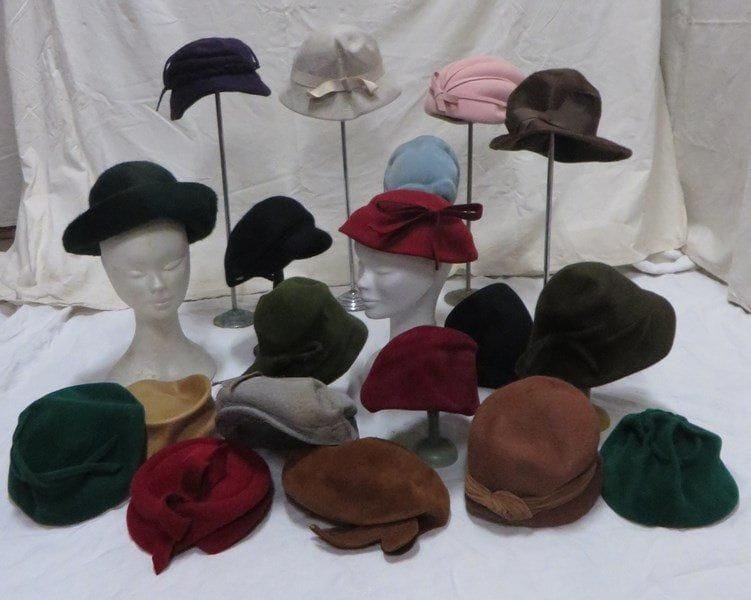 Environ dix-neuf chapeaux pour femme, style XXe - Années 40. Matières: feutre et poils.