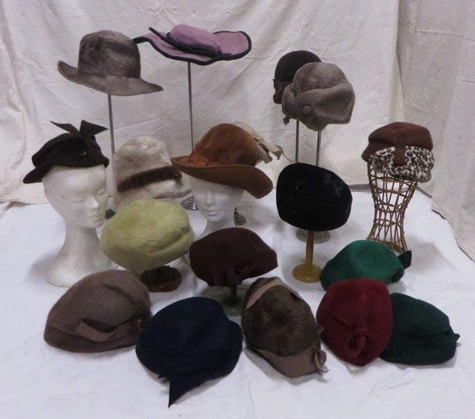 Dix-huit chapeaux pour femme, style XXe - Années 40. Matières: feutre et poils.