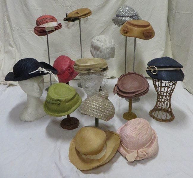 Quatorze chapeaux pour femme, style XXe - Années 40. Matières: paille et synthétique.