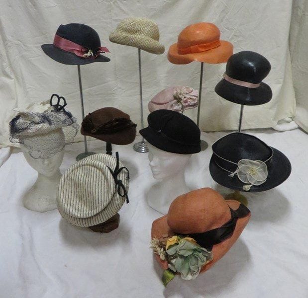 Onze chapeaux pour femme, style XXe - Années 40-50. Matières: paille et synthétique.