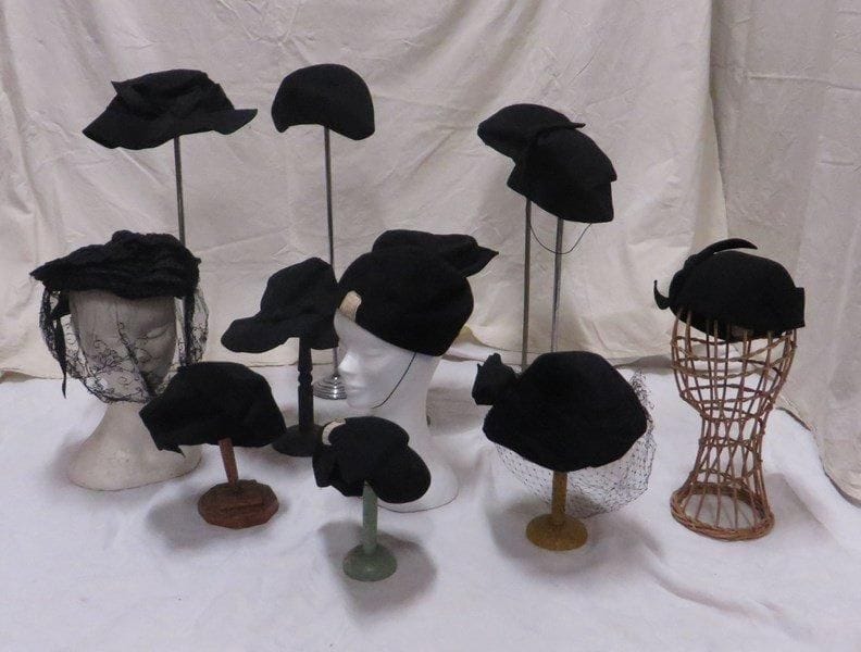 Une douzaine de chapeaux pour femme, style XXe - Années 40-50. Matières: feutre et synthétique.