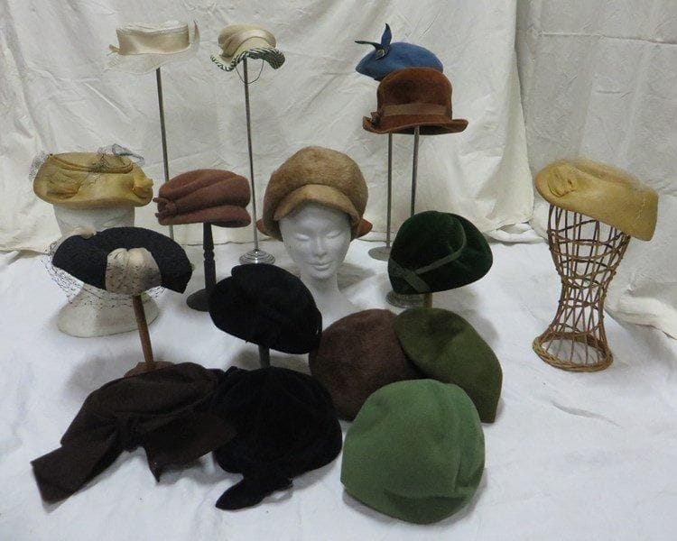 Environ dix-sept chapeaux pour femme, style XXe - Années 40-50. Matières: feutre, poils, synthétique et velours.