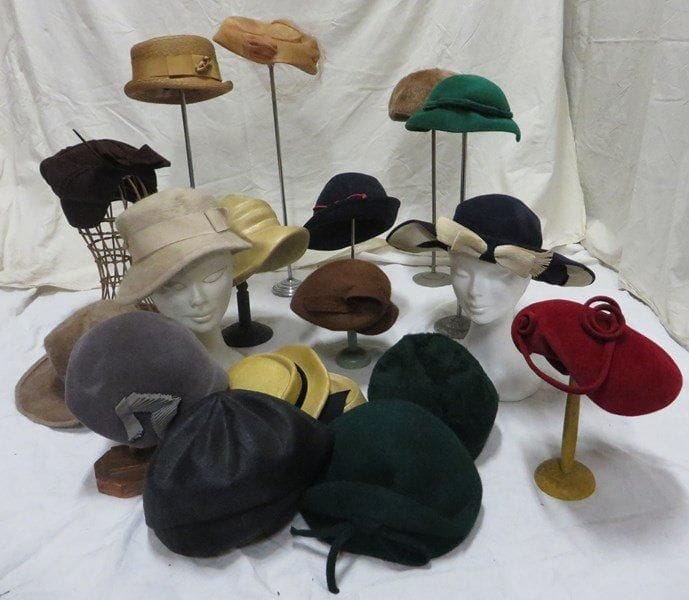 Environ dix-huit chapeaux pour femme, style XXe - Années 40-50. Matières: feutre, poils, synthétique, et velours.