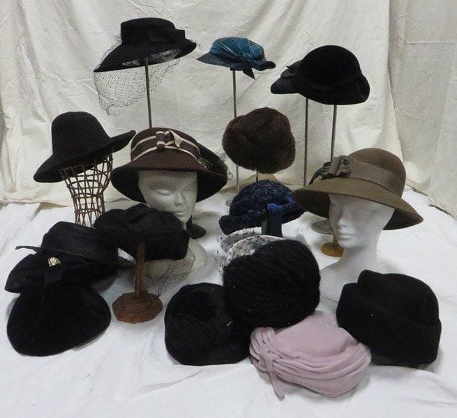 Une vingtaine de chapeaux pour femme, style XXe - Années 40-50. Matières: feutre, poils, synthétique et velours.