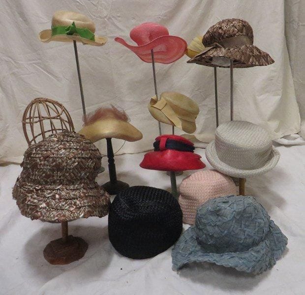 Une douzaine de chapeaux pour femme, style XXe - Années 40-50. Matières: paille et synthétique.
