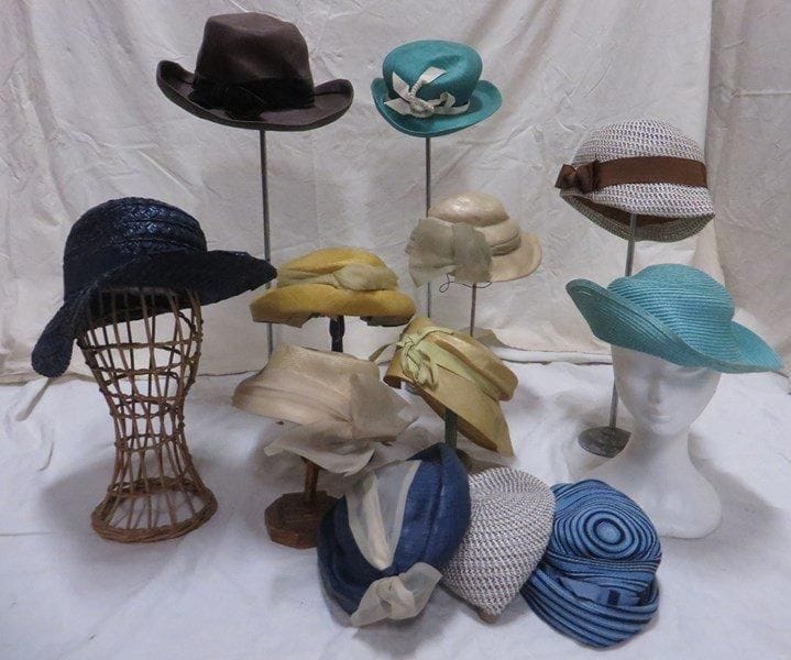 Une douzaine de chapeaux pour femme de style XXe - Années 40-50. Matières: paille et synthétique.
