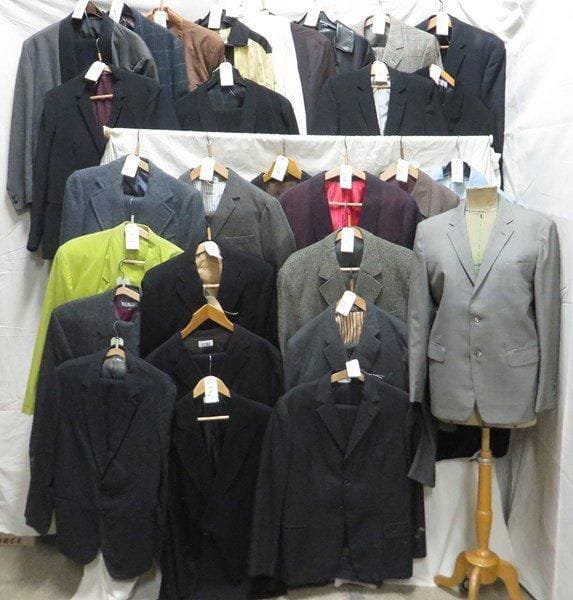 Une trentaine de vestes ou costumes pour homme, style XXe - Années 50-60. Matières: coton et lainage.