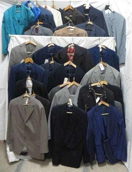 Environ trente-cinq vestes ou costumes pour homme, style XXe - Années 70-80. Matières: coton et lainage.