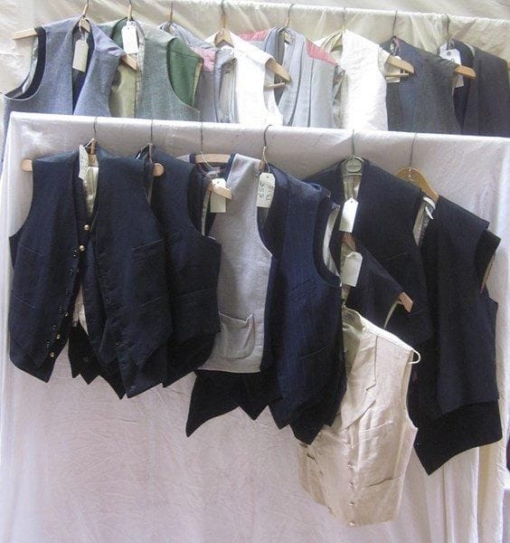 Une quarantaine de gilets pour homme, style XXe. Matières: coton, lainage et velours.