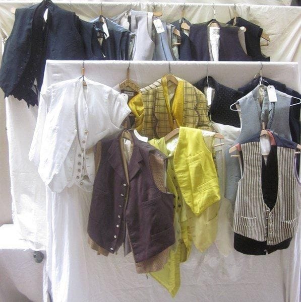 Une quarantaine de gilets pour homme, style XXe. Matières: coton, lainage et velours.